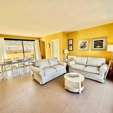 Apartman Tres Pins 2 *